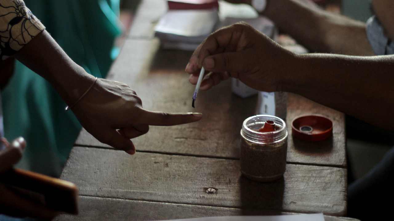 MCD polls 2022: ఓటు వేయడానికి వెళ్తే.. ‘నువ్వు ఇప్పటికే చనిపోయావు’ అని చెప్పి వెనక్కి పంపిన అధికారులు MCD polls 2022: ఓటు వేయడానికి వెళ్తే.. ‘నువ్వు ఇప్పటికే చనిపోయావు’ అని చెప్పి వెనక్కి పంపిన అధికారులు