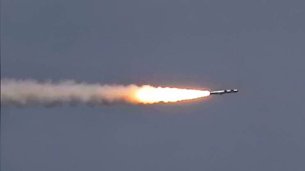 BrahMos missile: బ్రహ్మోస్ క్షిపణి లక్ష్య పరిధిని పెంచి భారత్ ప్రయోగం.. విజయవంతం BrahMos missile: బ్రహ్మోస్ క్షిపణి లక్ష్య పరిధిని పెంచి భారత్ ప్రయోగం.. విజయవంతం