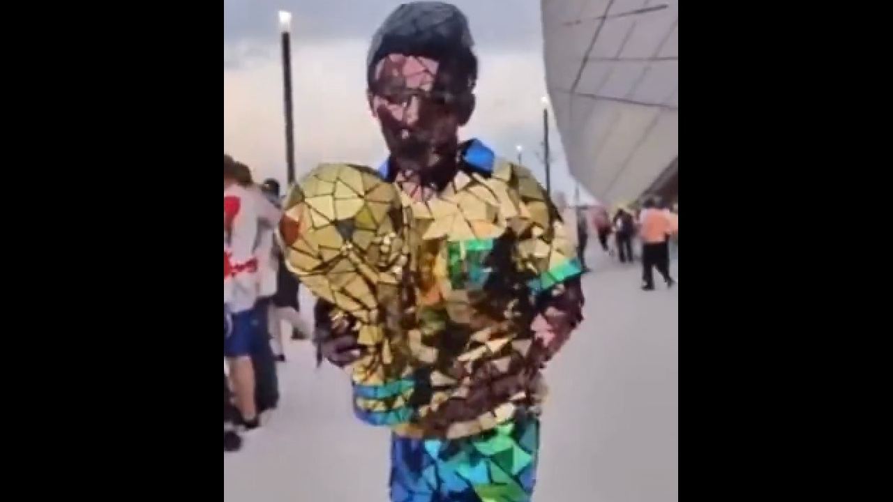 FIFA World Cup -2022: రంగు రంగుల అద్దాల దుస్తులు ధరించి స్టేడియానికి అభిమాని.. వీడియో FIFA World Cup -2022: రంగు రంగుల అద్దాల దుస్తులు ధరించి స్టేడియానికి అభిమాని.. వీడియో