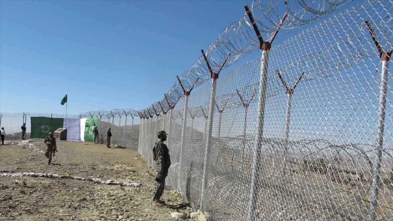 Pakistan-Afghan: పాక్-అఫ్గాన్ సరిహద్దుల వద్ద కాల్పులు.. ఏడుగురి మృతి.. 27 మందికి గాయాలు Pakistan-Afghan: పాక్-అఫ్గాన్ సరిహద్దుల వద్ద కాల్పులు.. ఏడుగురి మృతి.. 27 మందికి గాయాలు