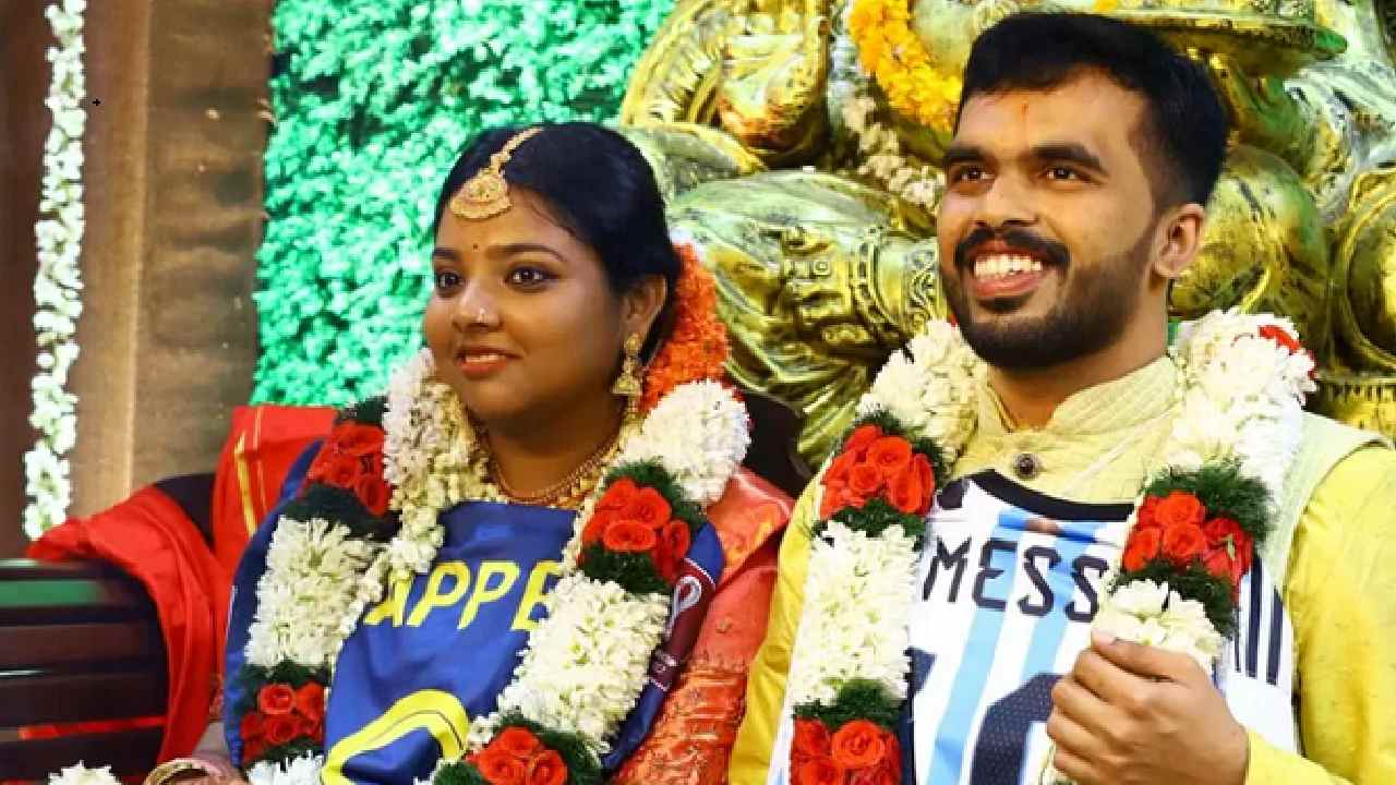 Fifa World Cup-2022: ఫ్రాన్స్, అర్జెంటీనా ఫుట్బాల్ షర్టులు ధరించి పెళ్లి చేసుకున్న అమ్మాయి, అబ్బాయి Fifa World Cup-2022: ఫ్రాన్స్, అర్జెంటీనా ఫుట్బాల్ షర్టులు ధరించి పెళ్లి చేసుకున్న అమ్మాయి, అబ్బాయి