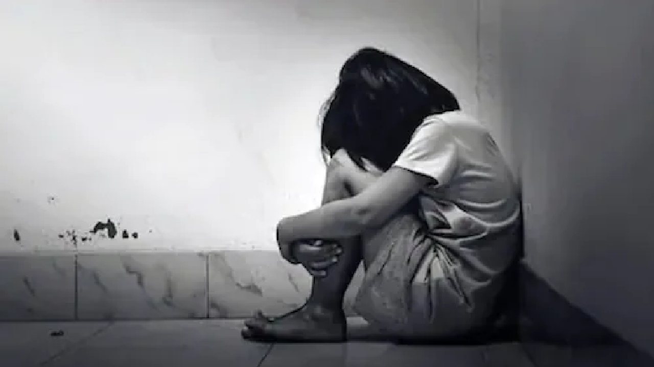 Girl Kidnap Case: 15 ఏళ్ల బాలికను కిడ్నాపర్ల నుంచి కొనుగోలు చేసి పలుసార్లు అత్యాచారం చేసిన మృగాడు Girl Kidnap Case: 15 ఏళ్ల బాలికను కిడ్నాపర్ల నుంచి కొనుగోలు చేసి పలుసార్లు అత్యాచారం చేసిన మృగాడు