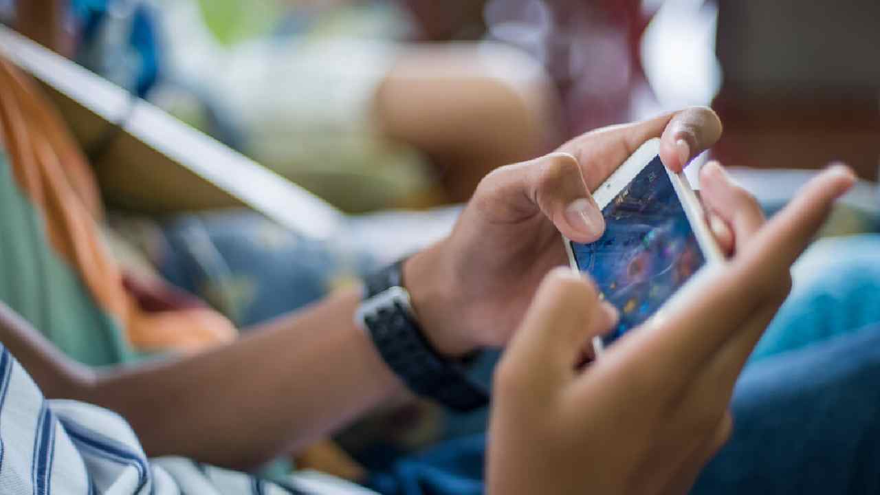Online Game: కొంపముంచిన ఆన్లైన్ గేమ్.. కింగ్ 527 గేమ్ ఆడి రూ.95 లక్షలు పోగొట్టుకున్న డిగ్రీ విద్యార్థి Online Game: కొంపముంచిన ఆన్లైన్ గేమ్.. కింగ్ 527 గేమ్ ఆడి రూ.95 లక్షలు పోగొట్టుకున్న డిగ్రీ విద్యార్థి