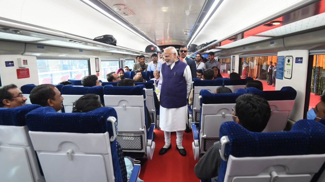 PM Modi: మెట్రోలో ప్రయాణించిన ప్రధాని మోదీ.. ఫొటో గ్యాలరీ