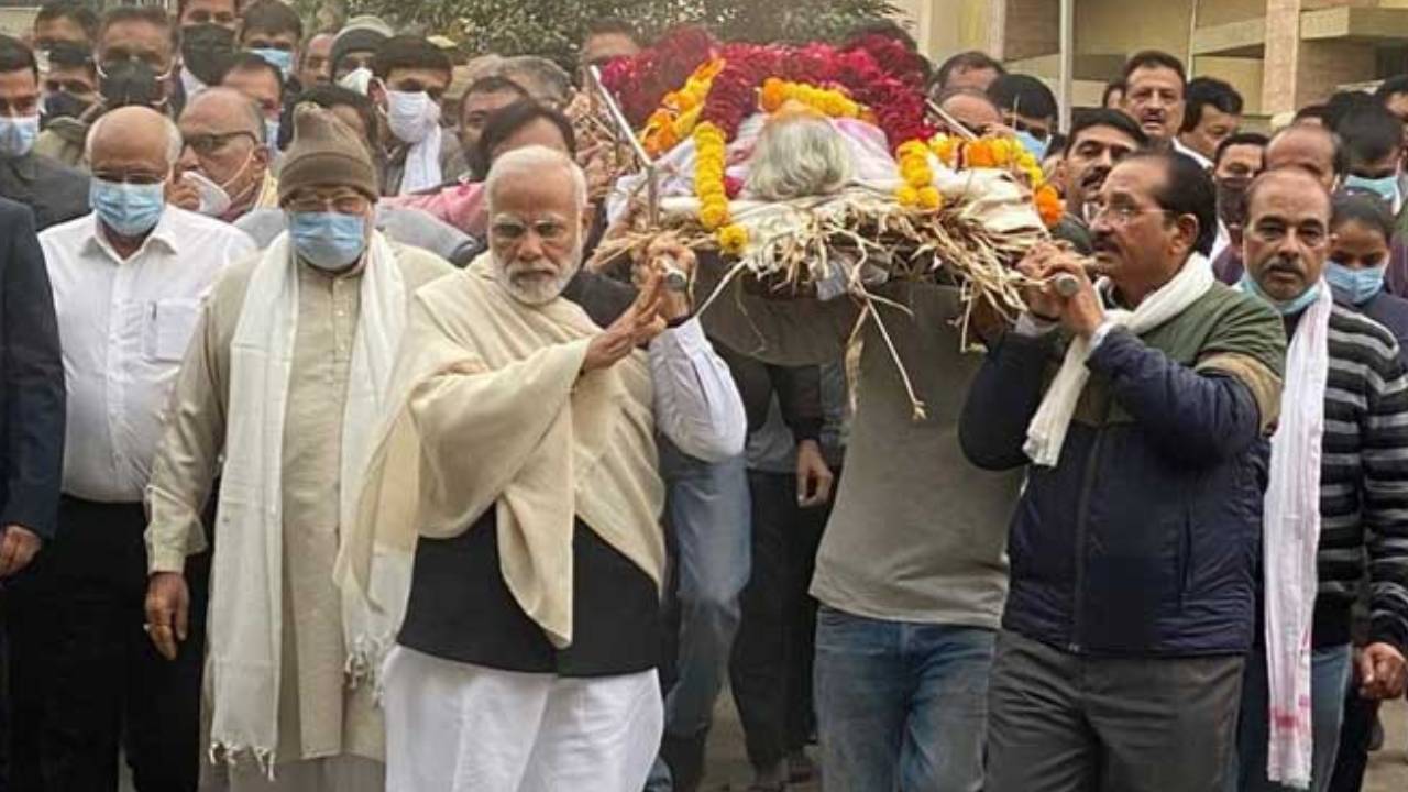 Heeraben Modi: హీరాబెన్‌ అంత్యక్రియలు పూర్తి.. పాడె మోసిన ప్రధాని మోదీ (ఫొటో గ్యాలరీ)