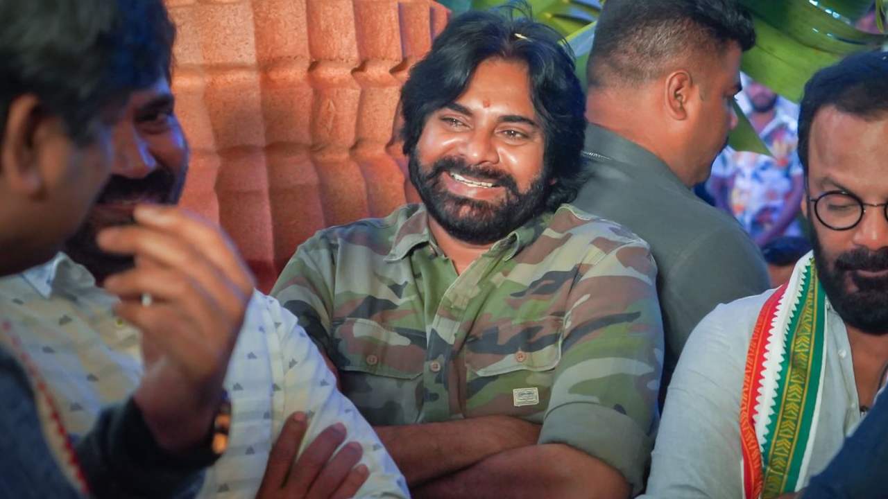 Pawan Kalyan : ‘ఉస్తాద్ భగత్ సింగ్’ ముహూర్తం ఈవెంట్లో పవన్ని గమనించారా.. ఆ పార్టీకి కౌంటర్ ఇచ్చాడా? Pawan Kalyan : ‘ఉస్తాద్ భగత్ సింగ్’ ముహూర్తం ఈవెంట్లో పవన్ని గమనించారా.. ఆ పార్టీకి కౌంటర్ ఇచ్చాడా?