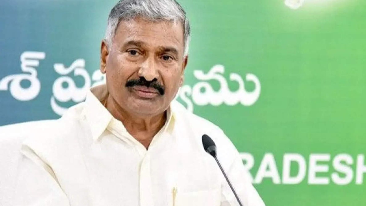 Politics In YCP : వైసీపీలో విభేధాలు..మంత్రి పెద్దిరెడ్డి పోస్టర్లు చింపేసిన సొంతపార్టీ కార్యకర్తలు Politics In YCP : వైసీపీలో విభేధాలు..మంత్రి పెద్దిరెడ్డి పోస్టర్లు చింపేసిన సొంతపార్టీ కార్యకర్తలు