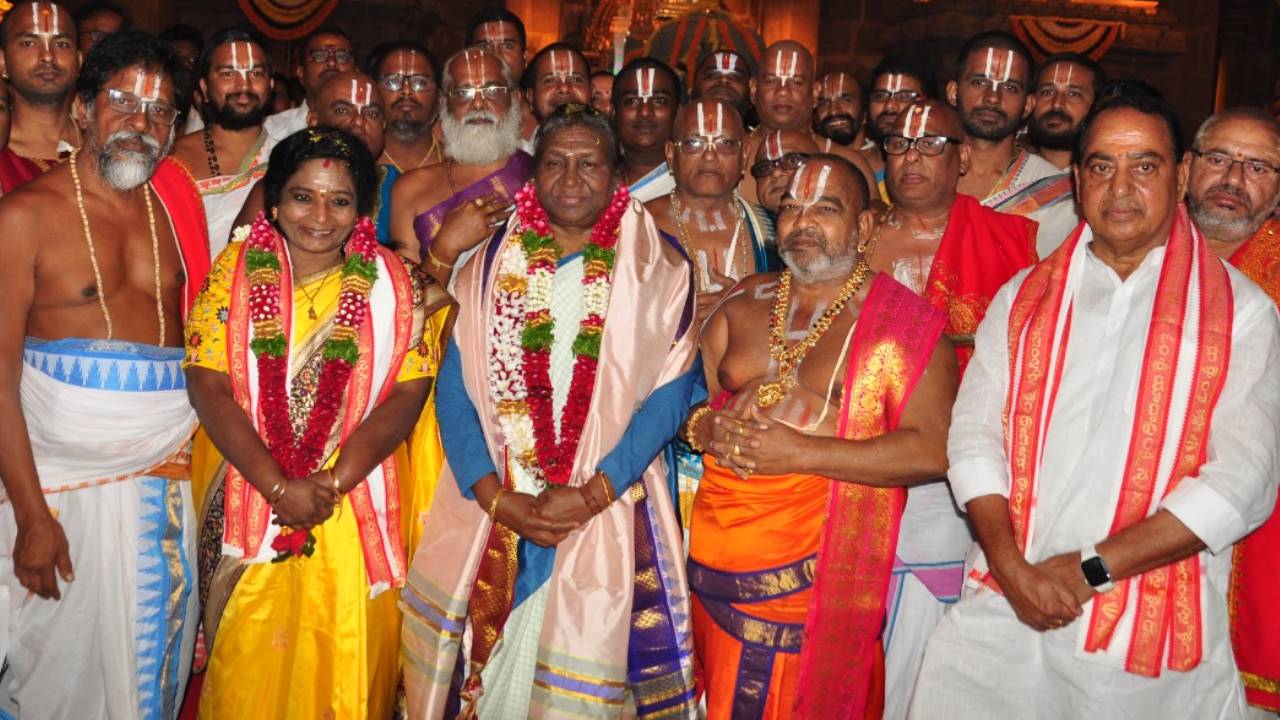 President Visited Yadadri: యాదాద్రి లక్ష్మీనరసింహస్వామిని దర్శించుకున్న రాష్ట్రపతి (ఫొటో గ్యాలరీ)