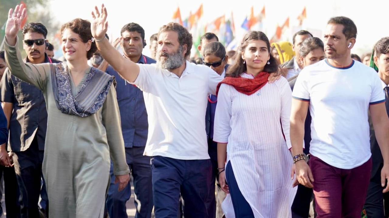 Bharat Jodo Yatra: రాహుల్ గాంధీ భారత్ జోడో యాత్రలో ప్రియాంక కుమార్తె .. భారీగా పాల్గొన్న మహిళలు Bharat Jodo Yatra: రాహుల్ గాంధీ భారత్ జోడో యాత్రలో ప్రియాంక కుమార్తె .. భారీగా పాల్గొన్న మహిళలు