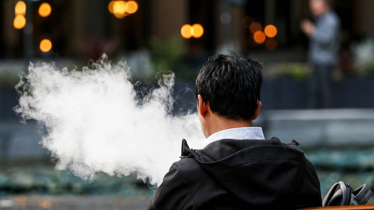 Public Smoking: పొగ రాయుళ్లకు షాక్ ఇస్తున్న అధికారులు.. తెలంగాణలో ఈ ఏడాది 28 వేల మందికి జరిమానా Public Smoking: పొగ రాయుళ్లకు షాక్ ఇస్తున్న అధికారులు.. తెలంగాణలో ఈ ఏడాది 28 వేల మందికి జరిమానా