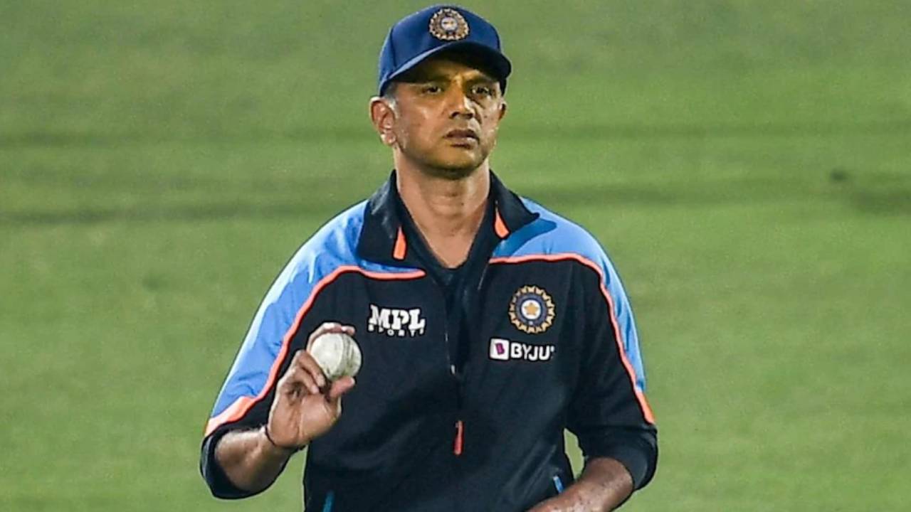 Team India: టీ20 ఫార్మాట్కు కొత్త కోచ్..? రాహుల్ను పక్కన పెట్టే యోచనలో బీసీసీఐ .. Team India: టీ20 ఫార్మాట్కు కొత్త కోచ్..? రాహుల్ను పక్కన పెట్టే యోచనలో బీసీసీఐ ..