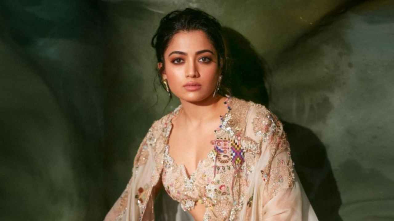 Rashmika Mandanna: బాలీవుడ్ స్టార్ డైరెక్టర్తో రష్మిక మంతనాలు.. దానికోసమేనా? Rashmika Mandanna: బాలీవుడ్ స్టార్ డైరెక్టర్తో రష్మిక మంతనాలు.. దానికోసమేనా?