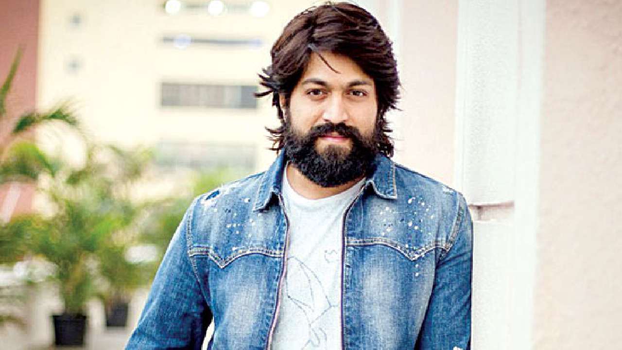 Yash : 700 మందికి సెల్ఫీలు ఇచ్చిన రాకీ భాయ్.. Yash : 700 మందికి సెల్ఫీలు ఇచ్చిన రాకీ భాయ్..