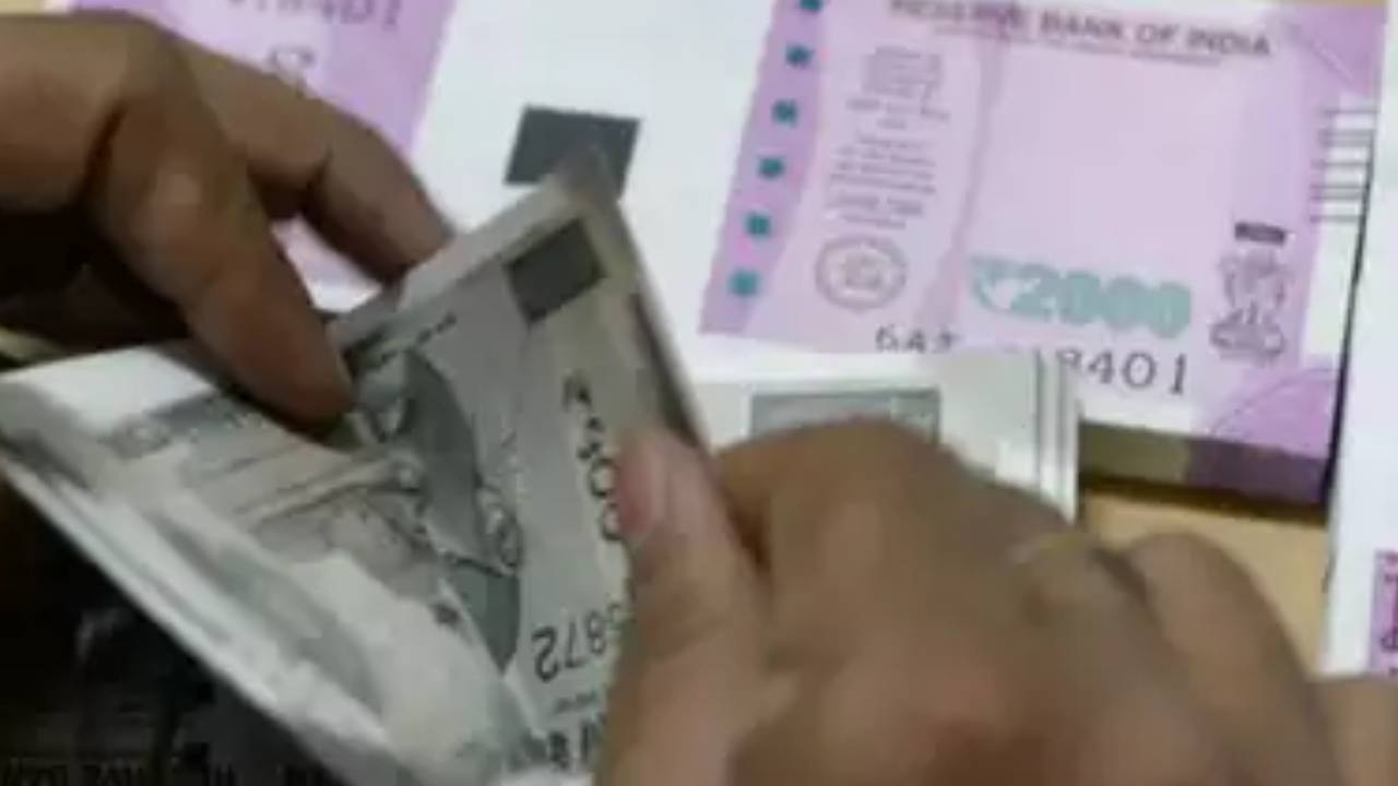 Govt Hikes Interest Rates: పొదుపు పథకాలపై వడ్డీరేట్ల పెంపు.. రేపటి నుంచి అమల్లోకి Govt Hikes Interest Rates: పొదుపు పథకాలపై వడ్డీరేట్ల పెంపు.. రేపటి నుంచి అమల్లోకి