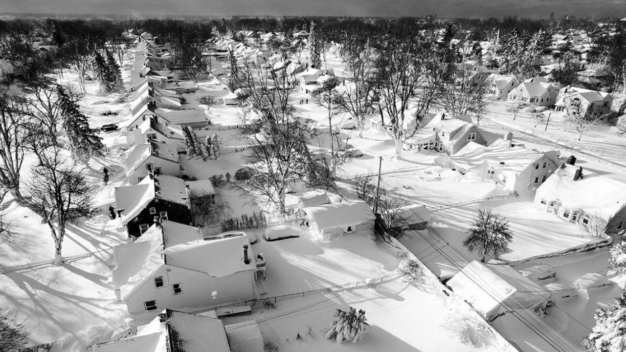 Snow Storm In America: వణుకుతున్న ఉత్తర అమెరికా.. వాహనాల్లో గడ్డకట్టిన మృతదేహాలు .. Snow Storm In America: వణుకుతున్న ఉత్తర అమెరికా.. వాహనాల్లో గడ్డకట్టిన మృతదేహాలు ..