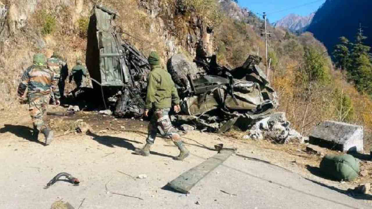 Soldiers Killed: లోయలో పడ్డ సైనిక వాహనం.. 16 మంది భారత సైనికులు మృతి Soldiers Killed: లోయలో పడ్డ సైనిక వాహనం.. 16 మంది భారత సైనికులు మృతి
