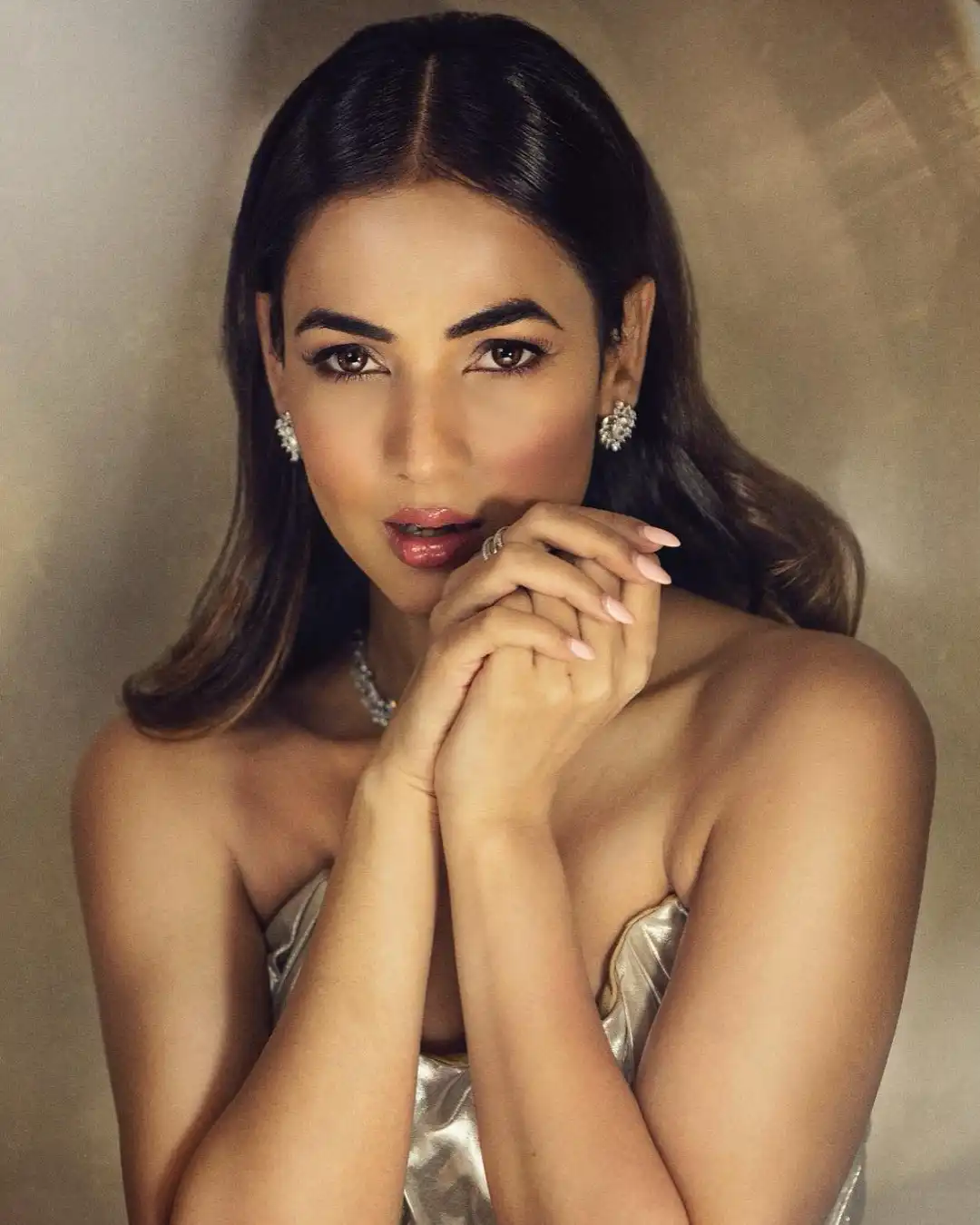 Sonal Chauhan Sizzles In Latest Pics