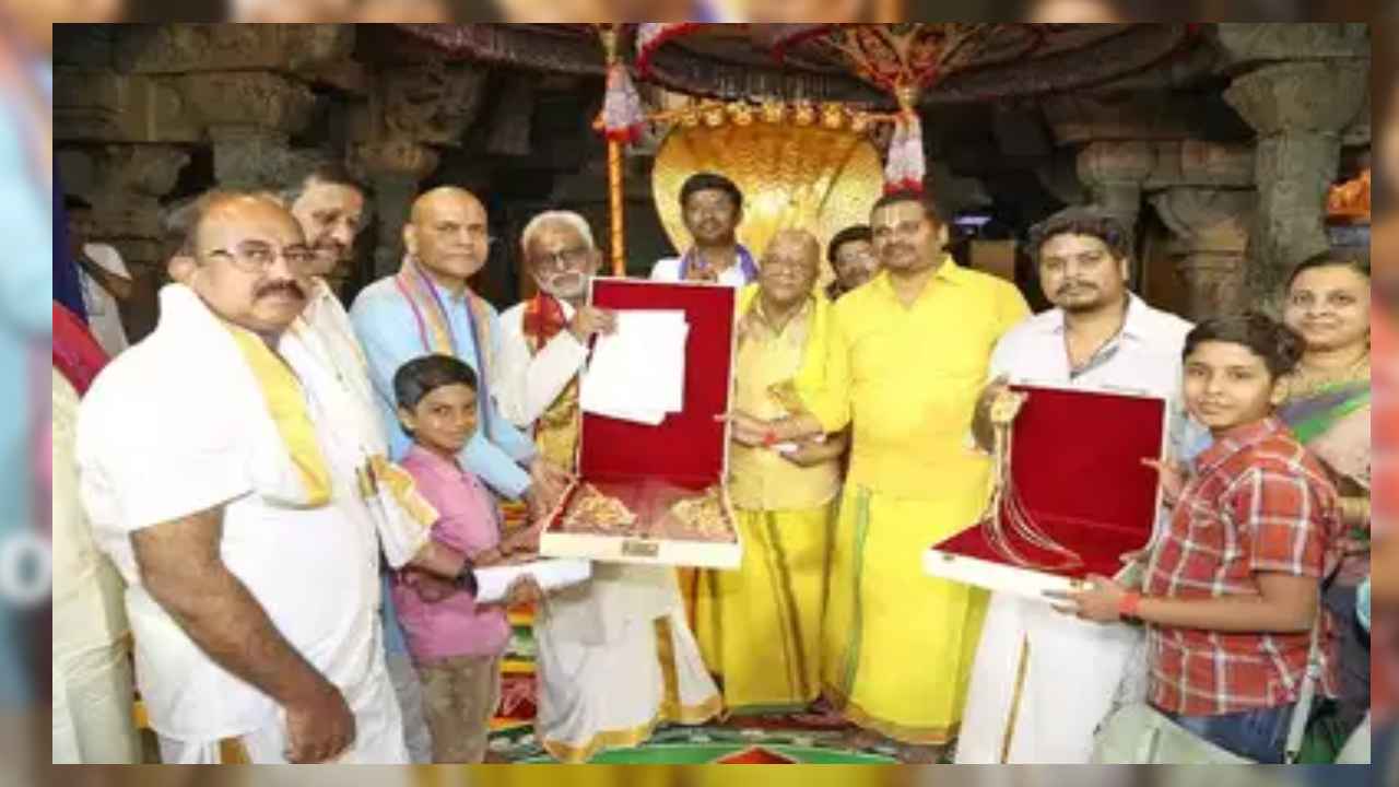 Tirumala Temple Ornaments : కోటి విలువ చేసే కిలో బంగారం.. తిరుమల శ్రీవారికి భారీ విరాళం Tirumala Temple Ornaments : కోటి విలువ చేసే కిలో బంగారం.. తిరుమల శ్రీవారికి భారీ విరాళం