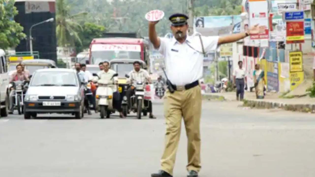 Hyderabad Traffic Rules: న్యూ ఇయర్ వేళ.. నగరంలో ట్రాఫిక్ ఆంక్షలు.. ఏఏ ప్రాంతాల్లో అంటే.. Hyderabad Traffic Rules: న్యూ ఇయర్ వేళ.. నగరంలో ట్రాఫిక్ ఆంక్షలు.. ఏఏ ప్రాంతాల్లో అంటే..