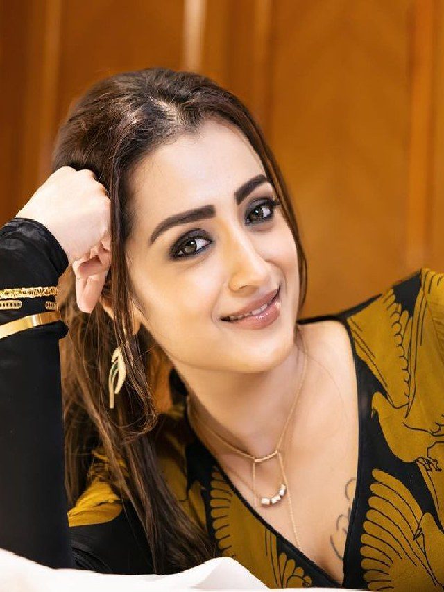 >20ఏళ్ళ సినీ కెరీర్.. తరగని త్రిష అందం..