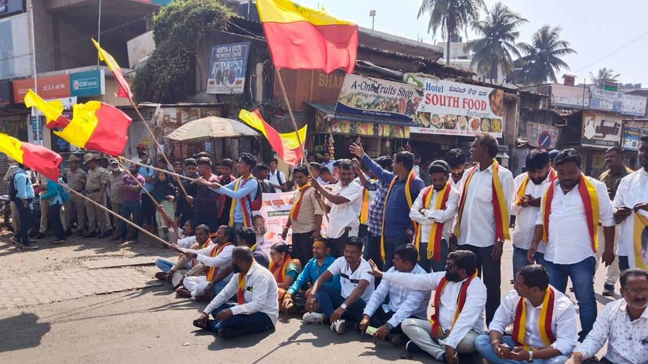 Maha vs Karnataka: కర్ణాటక-మహారాష్ట్ర సరిహద్దులో హై-టెన్షన్.. మహా నుంచి కాదు, కన్నడ నుంచి పంపాలంటూ ఆందోళన Maha vs Karnataka: కర్ణాటక-మహారాష్ట్ర సరిహద్దులో హై-టెన్షన్.. మహా నుంచి కాదు, కన్నడ నుంచి పంపాలంటూ ఆందోళన