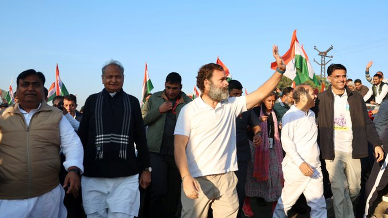 Bharat Jodo Yatra: భారత్ జోడో యాత్రలో రాజస్తాన్ రాజకీయం.. అదును చూసి హల్ చల్ చేసిన సచిన్ పైలట్ వర్గీయులు Bharat Jodo Yatra: భారత్ జోడో యాత్రలో రాజస్తాన్ రాజకీయం.. అదును చూసి హల్ చల్ చేసిన సచిన్ పైలట్ వర్గీయులు