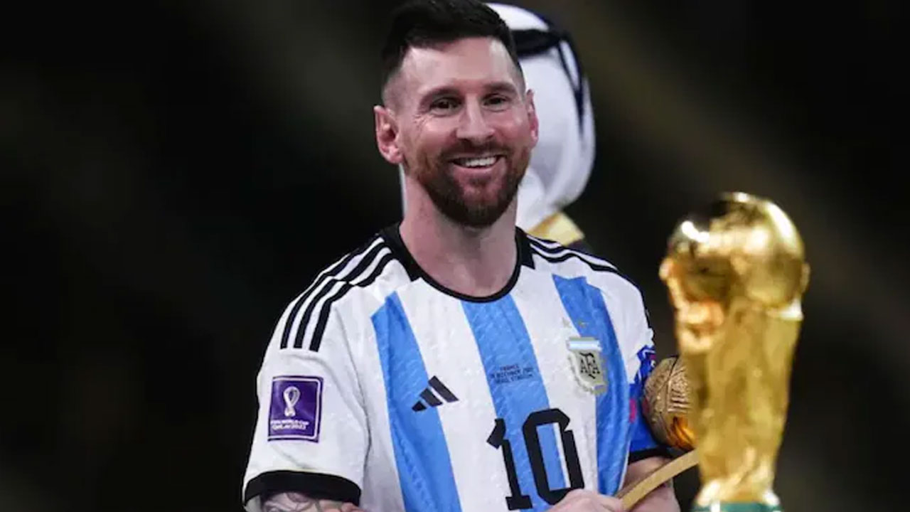 Messi Income: లెజెండ్ ఫుట్బాలర్ లియోనెల్ మెస్సీ సంపాదన.. ఈ భూమ్మీద మరే ఆటగాడికీ లేదట! Messi Income: లెజెండ్ ఫుట్బాలర్ లియోనెల్ మెస్సీ సంపాదన.. ఈ భూమ్మీద మరే ఆటగాడికీ లేదట!