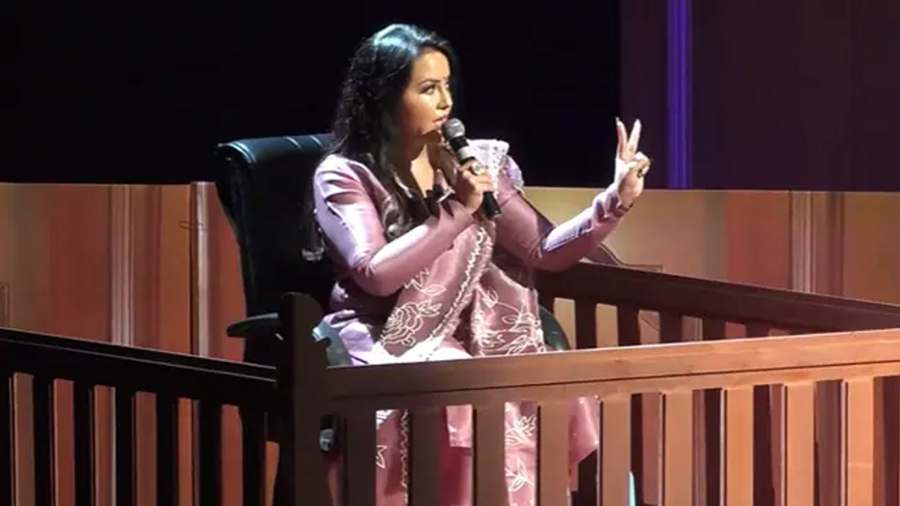 Amruta Fadnavis: దేశానికి ఇద్దరు జాతి పితలు. ఒకరు మోదీ, మరొకరు.. అమృత ఫడ్నవీస్ ఆసక్తికర వ్యాఖ్యలు Amruta Fadnavis: దేశానికి ఇద్దరు జాతి పితలు. ఒకరు మోదీ, మరొకరు.. అమృత ఫడ్నవీస్ ఆసక్తికర వ్యాఖ్యలు