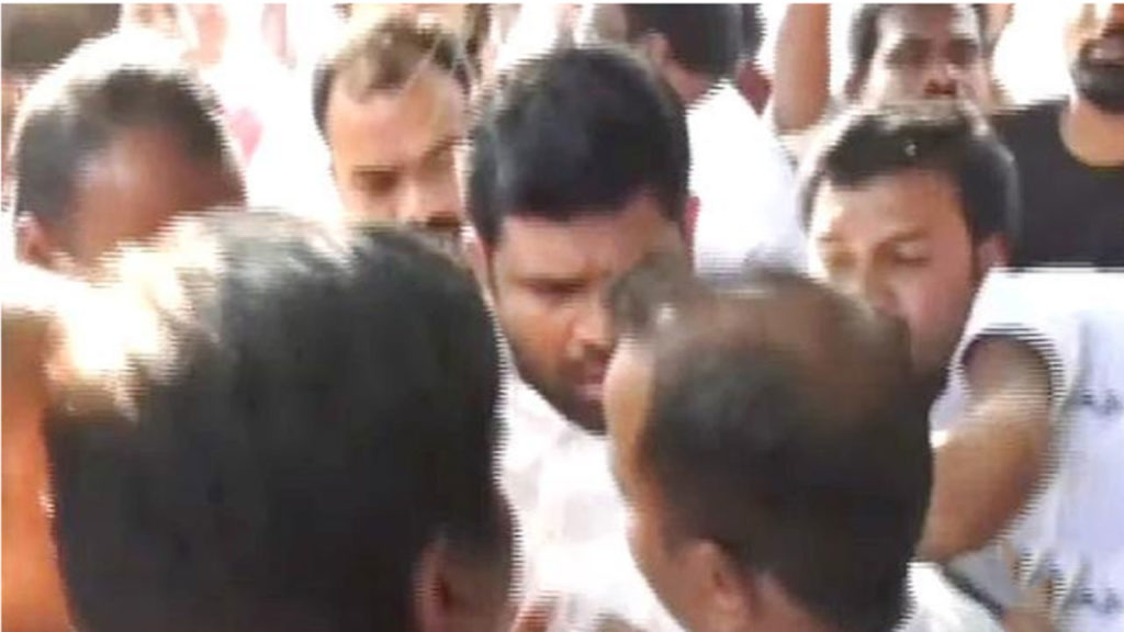 Congress leaders clashed in front of Bhaggumanna Gandhi Bhavan