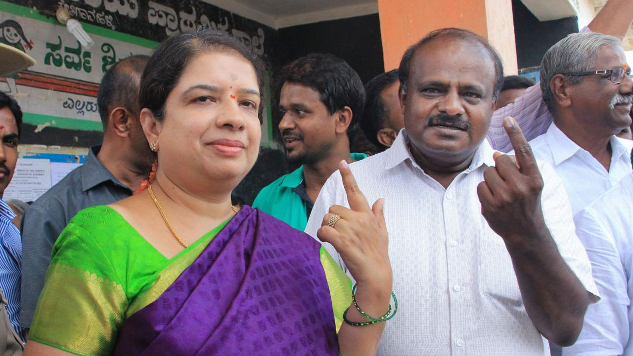 JDS: ఎన్ని లోన్లైనా తీసుకోండి, మేం అధికారంలోకి రాగానే అన్నీ మాఫీ చేస్తాం.. ఓటర్లకు జేడీఎస్ హామీ JDS: ఎన్ని లోన్లైనా తీసుకోండి, మేం అధికారంలోకి రాగానే అన్నీ మాఫీ చేస్తాం.. ఓటర్లకు జేడీఎస్ హామీ