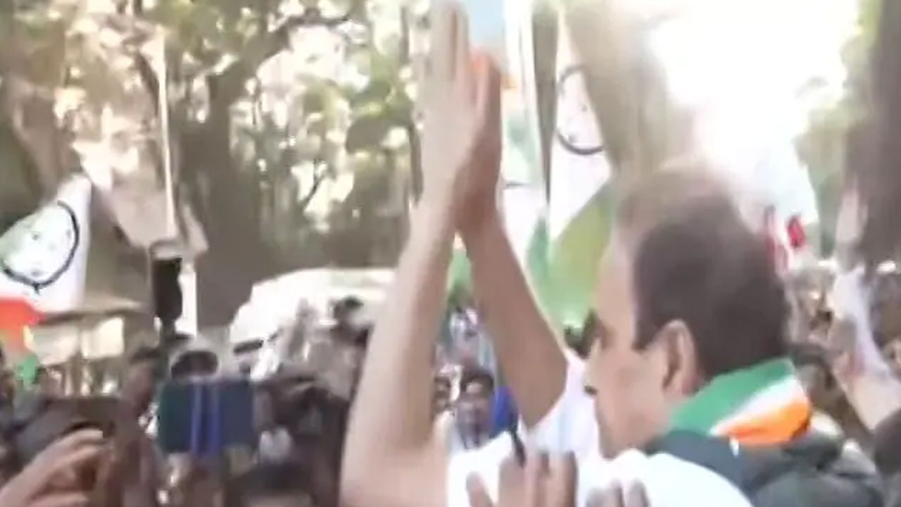 Anil Deshmukh: ఏడాది అనంతరం జైలు నుంచి విడుదలైన మాజీ హోంమంత్రి.. ఓపెన్ టాప్ జీపులో ఊరేగించిన పార్టీ కార్యకర్తలు Anil Deshmukh: ఏడాది అనంతరం జైలు నుంచి విడుదలైన మాజీ హోంమంత్రి.. ఓపెన్ టాప్ జీపులో ఊరేగించిన పార్టీ కార్యకర్తలు