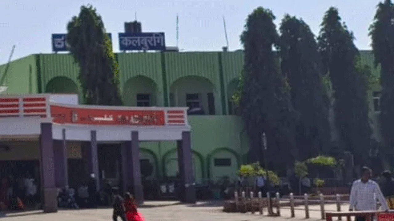 Kalaburagi Railway Station: రైల్వే స్టేషన్కు ఆకుపచ్చ రంగు.. మసీదులా ఉందంటూ హిందూ సంఘాల నిరసన Kalaburagi Railway Station: రైల్వే స్టేషన్కు ఆకుపచ్చ రంగు.. మసీదులా ఉందంటూ హిందూ సంఘాల నిరసన