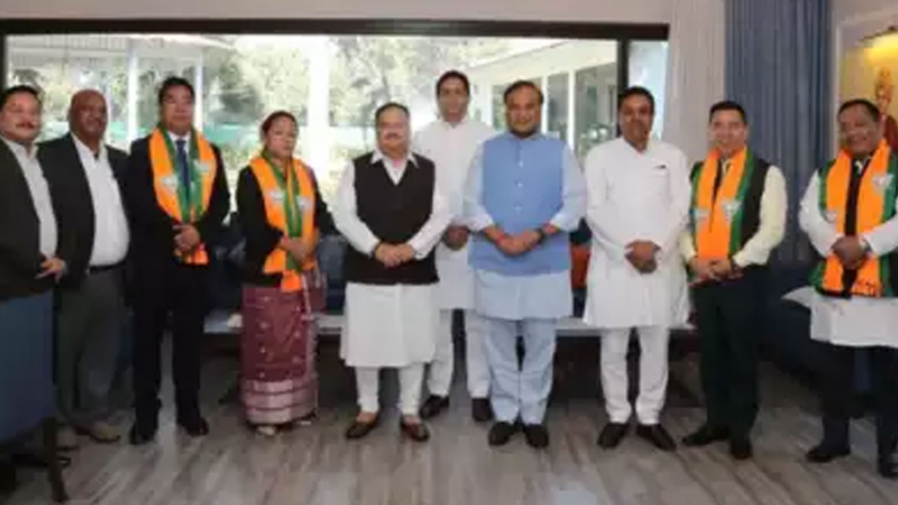 Meghalaya: మేఘాలయలో ఆపరేషన్ లోటస్ షురూ.. తొలిరోజే కాషాయ పార్టీలో చేరిన నలుగురు ఎమ్మెల్యేలు Meghalaya: మేఘాలయలో ఆపరేషన్ లోటస్ షురూ.. తొలిరోజే కాషాయ పార్టీలో చేరిన నలుగురు ఎమ్మెల్యేలు