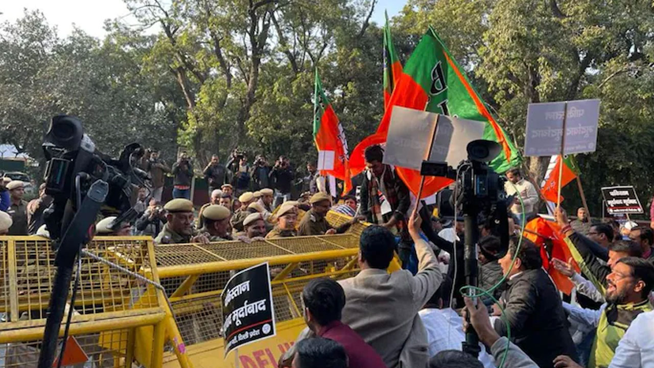 Pakistan Embassy: పాకిస్తాన్ రాయబార కార్యాలయం ముందు బీజేపీ నిరసన Pakistan Embassy: పాకిస్తాన్ రాయబార కార్యాలయం ముందు బీజేపీ నిరసన