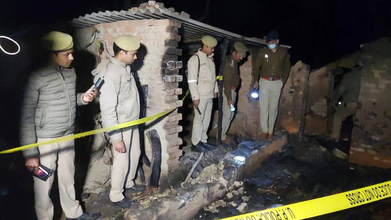 Uttar Pradesh: ఉత్తరప్రదేశ్లో విషాదం.. ఒకే కుటుంబానికి చెందిన ఐదుగురు మృతి Uttar Pradesh: ఉత్తరప్రదేశ్లో విషాదం.. ఒకే కుటుంబానికి చెందిన ఐదుగురు మృతి
