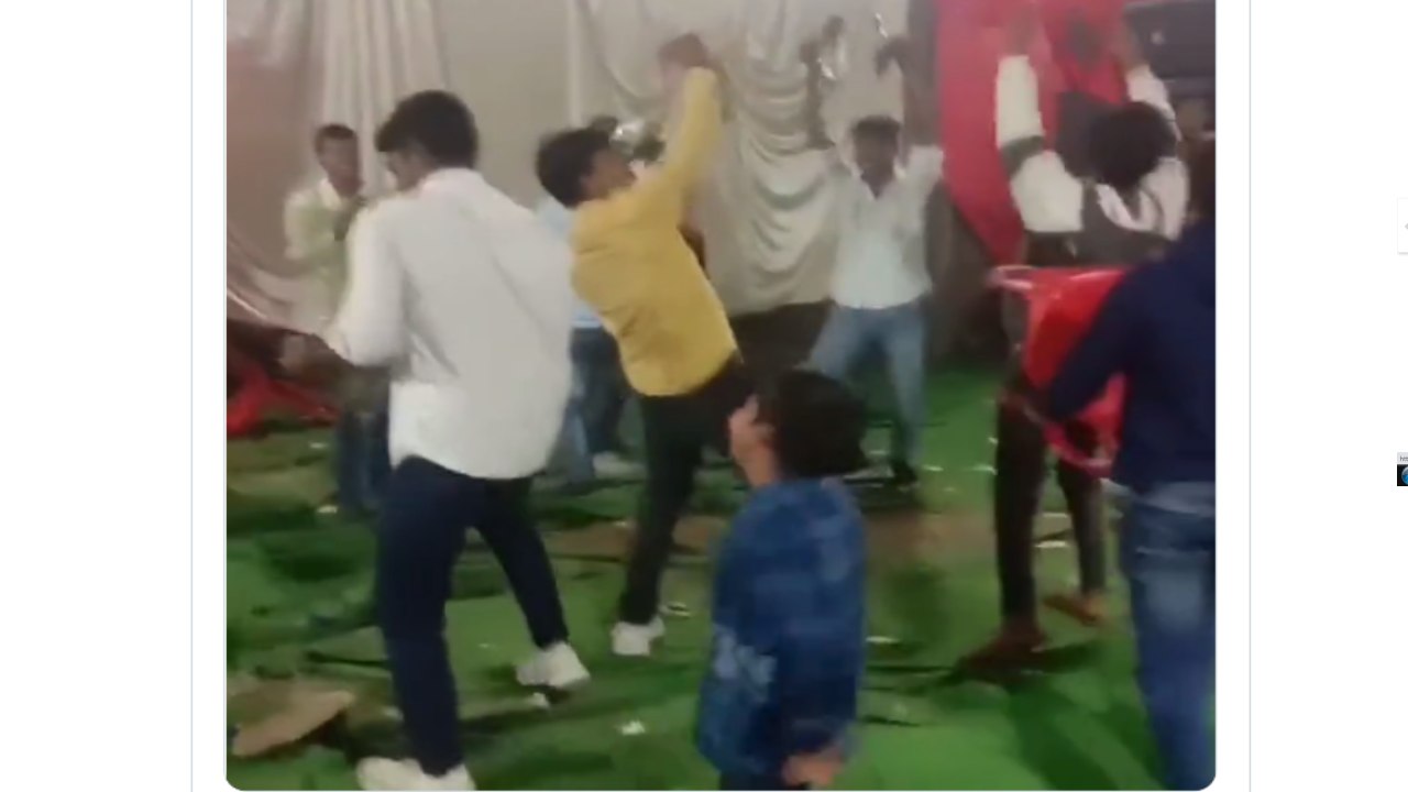Viral Video: ఇదెక్కడి చోద్యం?.. ఖాళీ పాత్రలను రెండు చేతులతో పట్టుకుని కొడుతూ పెళ్లిలో డ్యాన్స్ Viral Video: ఇదెక్కడి చోద్యం?.. ఖాళీ పాత్రలను రెండు చేతులతో పట్టుకుని కొడుతూ పెళ్లిలో డ్యాన్స్