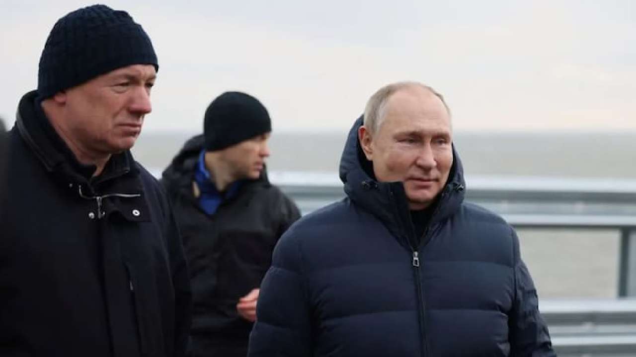 Vladimir Putin: ఉక్రెయిన్ బాంబు దాడికి గురైన వంతెనపై కారు నడుపుతూ వెళ్లిన పుతిన్.. ఉత్సాహంగా కనిపించిన రష్యా అధినేత Vladimir Putin: ఉక్రెయిన్ బాంబు దాడికి గురైన వంతెనపై కారు నడుపుతూ వెళ్లిన పుతిన్.. ఉత్సాహంగా కనిపించిన రష్యా అధినేత