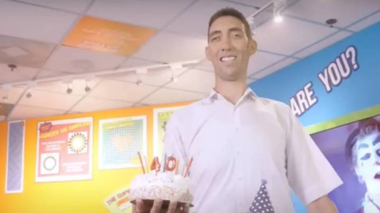 World Tallest Man: 40వ పుట్టినరోజు జరుపుకున్న ప్రపంచంలోనే ఎత్తైన వ్యక్తి.. అతని ఎత్తు ఎంతో తెలుసా? World Tallest Man: 40వ పుట్టినరోజు జరుపుకున్న ప్రపంచంలోనే ఎత్తైన వ్యక్తి.. అతని ఎత్తు ఎంతో తెలుసా?