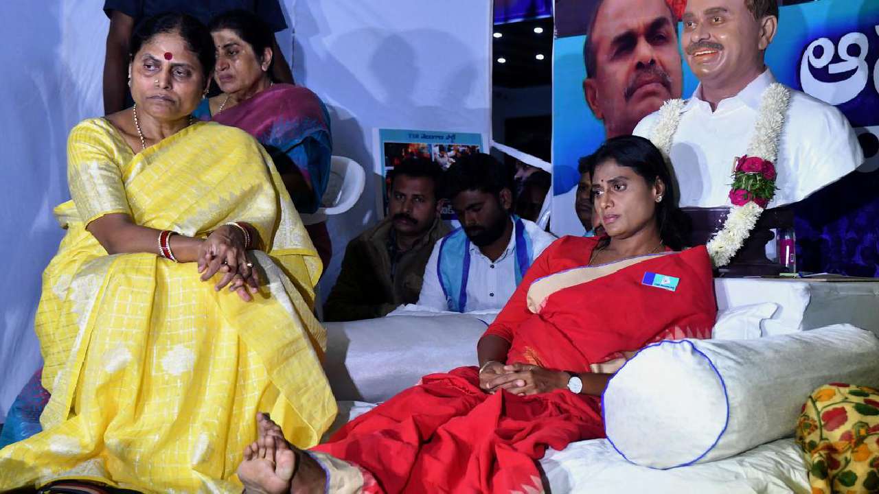 YS Sharmila: వైఎస్ షర్మిల దీక్ష భగ్నం.. అపోలో ఆస్పత్రికి తరలించిన పోలీసులు YS Sharmila: వైఎస్ షర్మిల దీక్ష భగ్నం.. అపోలో ఆస్పత్రికి తరలించిన పోలీసులు