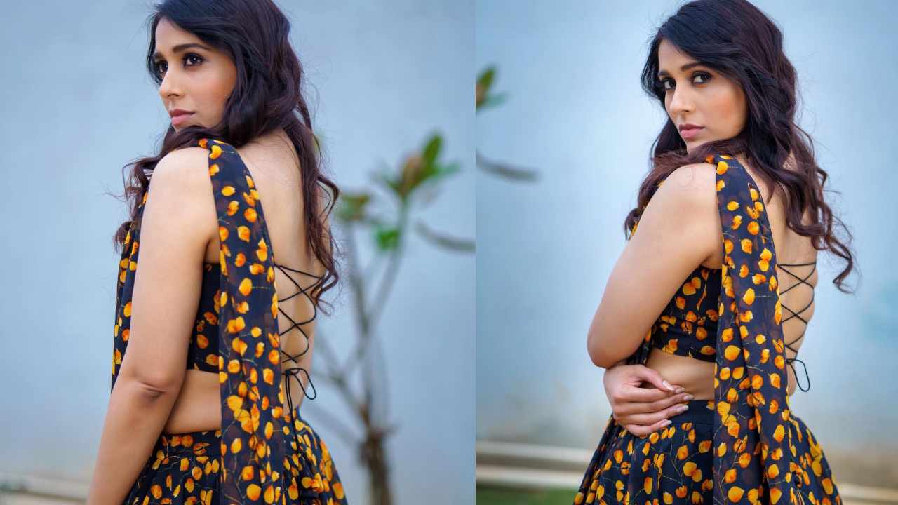 Anchor Rashmi : కిటికీల జాకెట్‌తో చీరలో కవ్విస్తున్న రష్మీ..