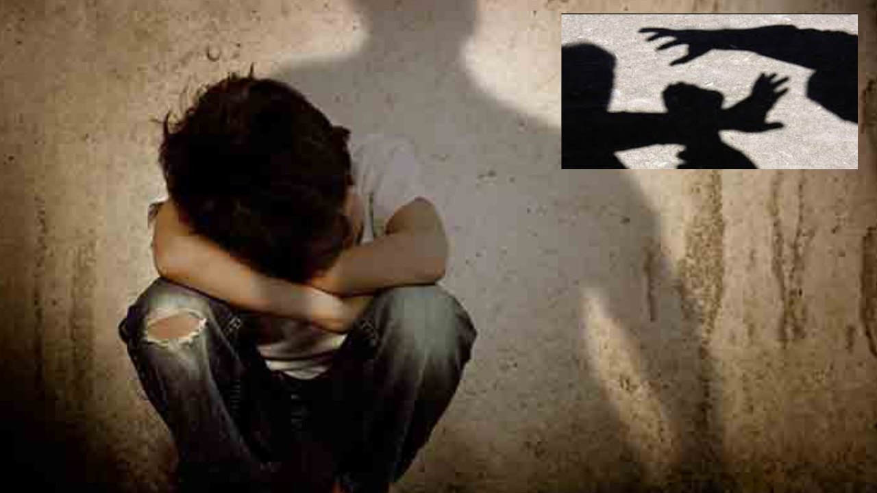 Boy Attempted To Raped : మధ్యప్రదేశ్ లో దారుణం.. ఎనిమిదేళ్ల బాలుడిపై మైనర్స్ అత్యాచారయత్నం Boy Attempted To Raped : మధ్యప్రదేశ్ లో దారుణం.. ఎనిమిదేళ్ల బాలుడిపై మైనర్స్ అత్యాచారయత్నం