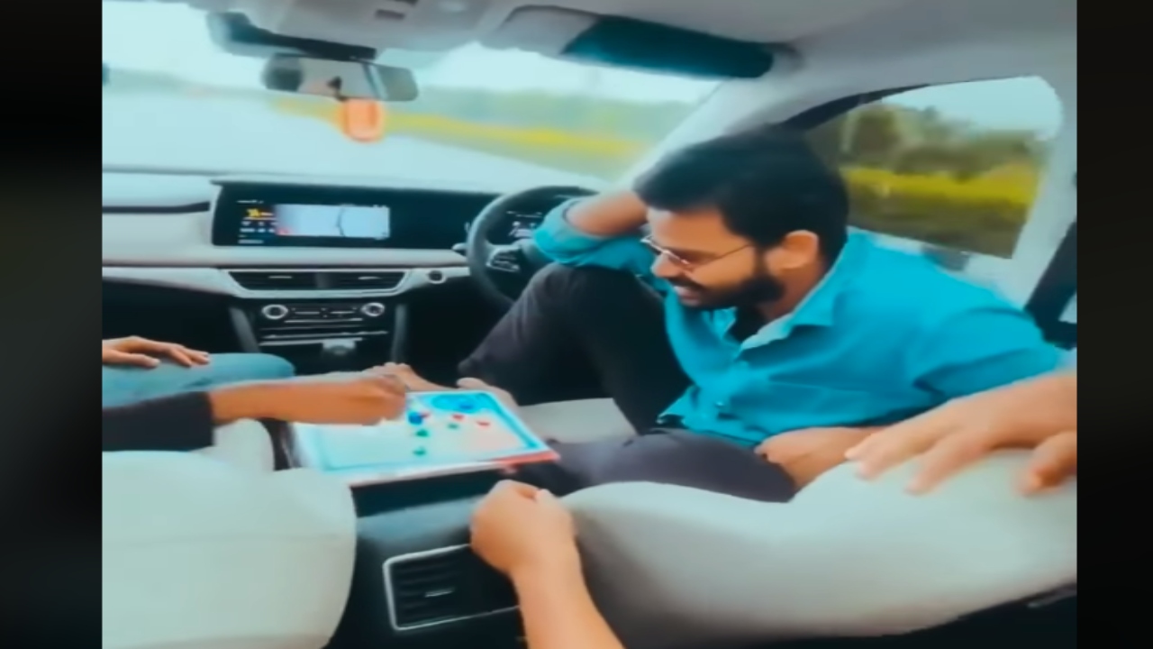 Viral Video: రహదారిపై ఎస్యూవీలో వెళ్తూ స్టీరింగ్ వదిలేసి ప్లే కార్డ్స్ ఆడిన యువకుడు Viral Video: రహదారిపై ఎస్యూవీలో వెళ్తూ స్టీరింగ్ వదిలేసి ప్లే కార్డ్స్ ఆడిన యువకుడు