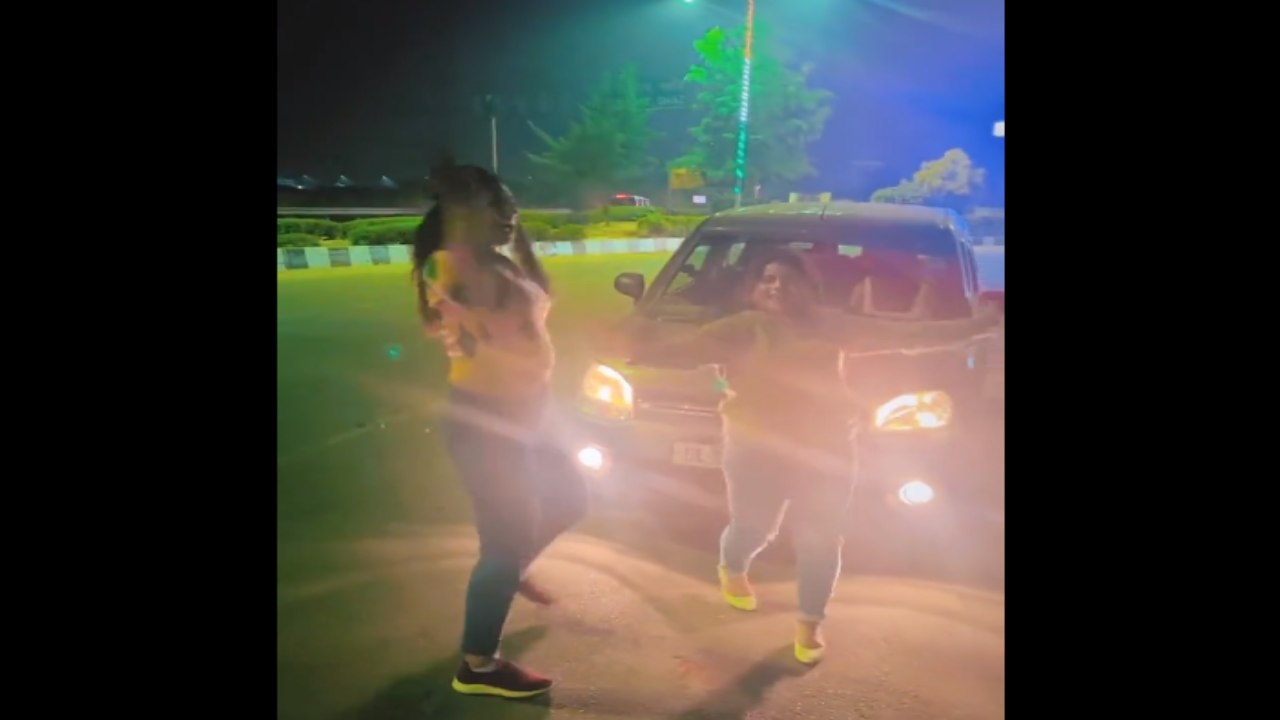 Dancing on highway: హైవేపై కారు ఆపి డ్యాన్సు చేసిన ఇద్దరు అమ్మాయిలు, యువకుడు.. వీడియో Dancing on highway: హైవేపై కారు ఆపి డ్యాన్సు చేసిన ఇద్దరు అమ్మాయిలు, యువకుడు.. వీడియో