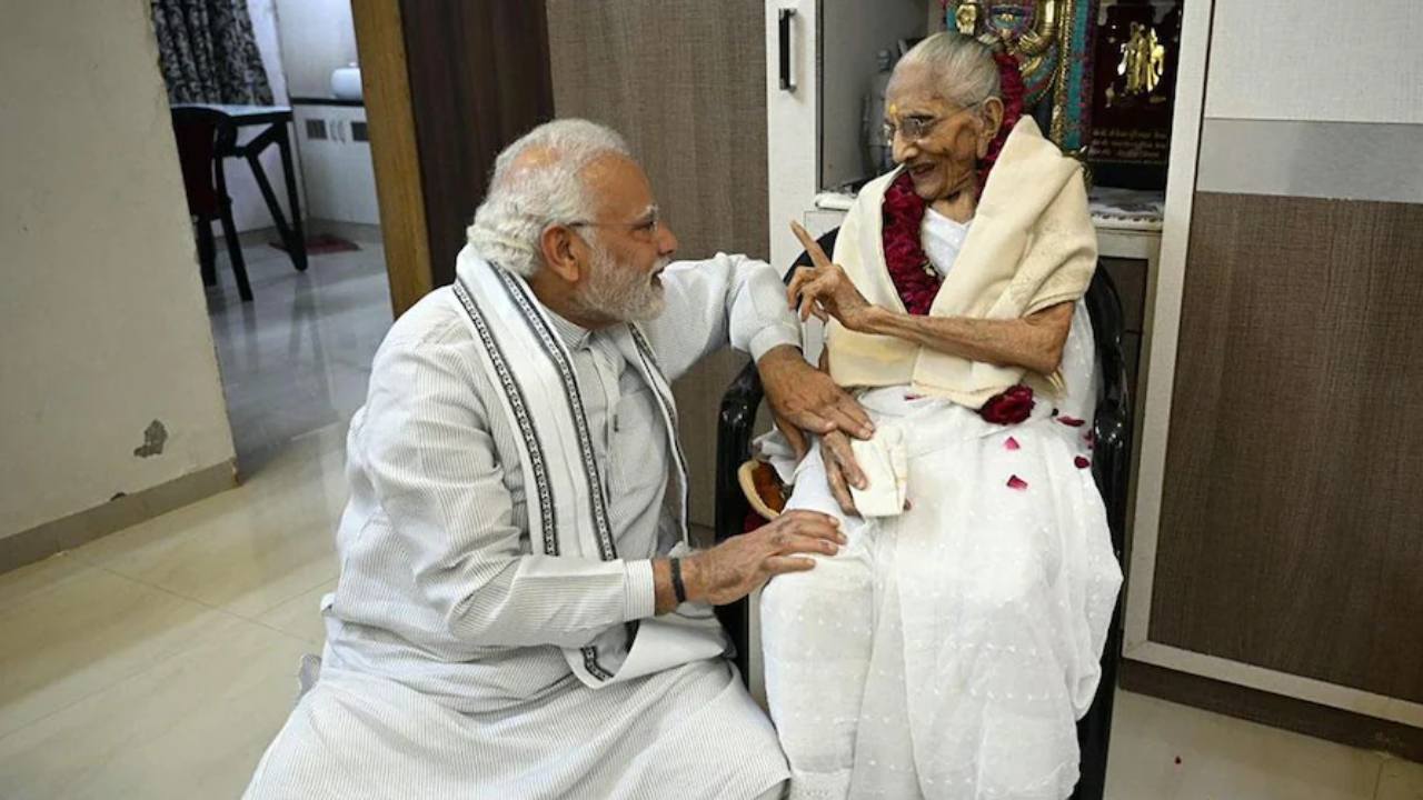 PM Modi’s Mother Death : ప్రధాని మోదీ మాతృమూర్తి హీరాబెన్ మృతి పట్ల ప్రముఖుల సంతాపం PM Modi’s Mother Death : ప్రధాని మోదీ మాతృమూర్తి హీరాబెన్ మృతి పట్ల ప్రముఖుల సంతాపం
