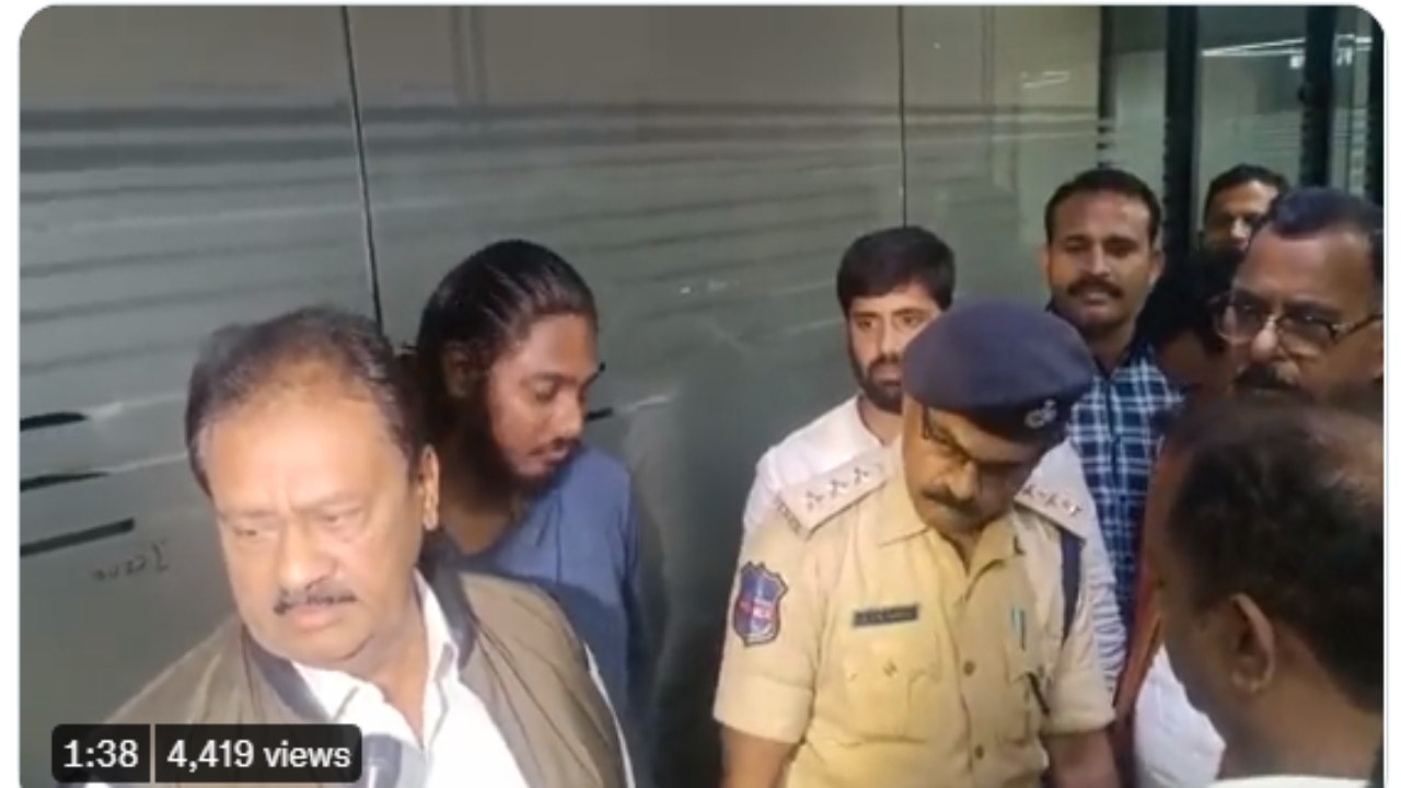 Hyderabad: రాజకీయ వ్యూహకర్త సునీల్ కార్యాలయం వద్ద ఉద్రిక్తత.. పోలీసులపై రేవంత్ రెడ్డి ఆగ్రహం Hyderabad: రాజకీయ వ్యూహకర్త సునీల్ కార్యాలయం వద్ద ఉద్రిక్తత.. పోలీసులపై రేవంత్ రెడ్డి ఆగ్రహం