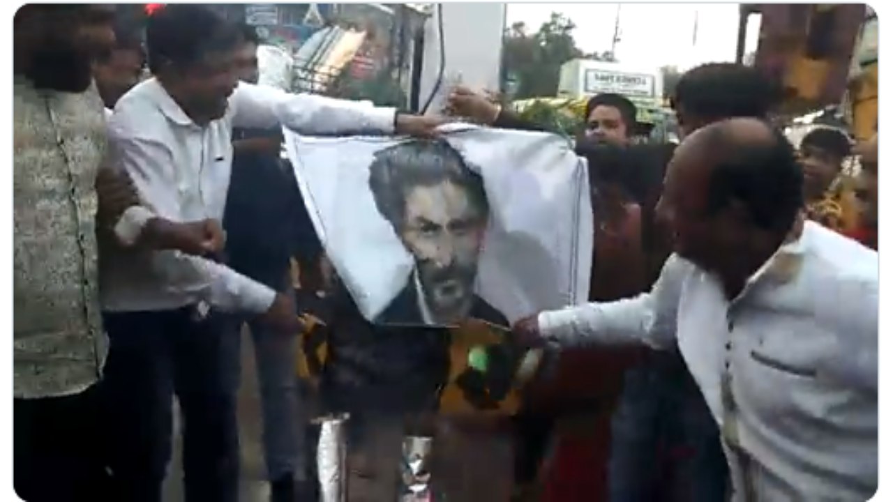 Protest against Pathaan: హీరో షారుఖ్ ఖాన్ దిష్టిబొమ్మను తగులబెట్టిన నిరసనకారులు Protest against Pathaan: హీరో షారుఖ్ ఖాన్ దిష్టిబొమ్మను తగులబెట్టిన నిరసనకారులు