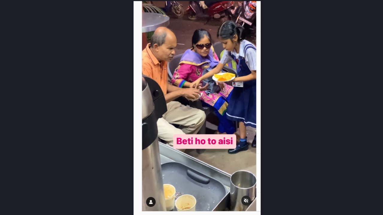 Viral Video: అంధులైన తల్లిదండ్రులకు తన కళ్లతో లోకాన్ని చూపిస్తున్న చిన్నారి Viral Video: అంధులైన తల్లిదండ్రులకు తన కళ్లతో లోకాన్ని చూపిస్తున్న చిన్నారి