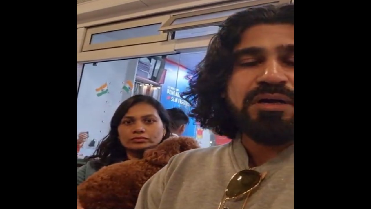 Viral Video: బోర్డింగ్ పాస్ ఉన్నప్పటికీ మా కుక్కను విమానంలోకి అనుమతించలేదు: బెంగళూరు వ్యక్తి Viral Video: బోర్డింగ్ పాస్ ఉన్నప్పటికీ మా కుక్కను విమానంలోకి అనుమతించలేదు: బెంగళూరు వ్యక్తి