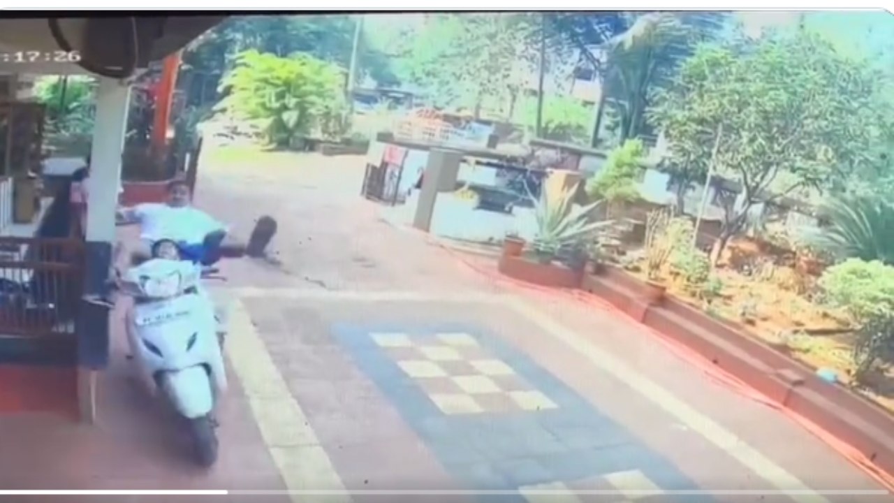 Viral Video: ద్విచక్ర వాహనంపై చిన్నారి ఉన్నప్పుడు జాగ్రత్తలు పాటించని వ్యక్తి.. చివరకు.. Viral Video: ద్విచక్ర వాహనంపై చిన్నారి ఉన్నప్పుడు జాగ్రత్తలు పాటించని వ్యక్తి.. చివరకు..