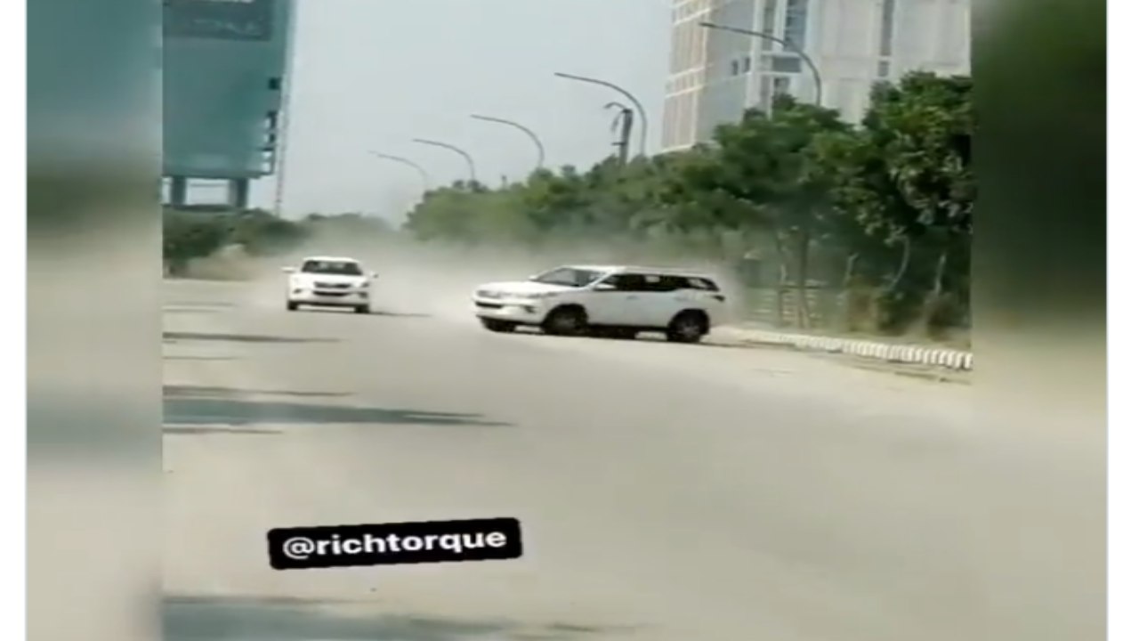 Noida viral video: సినిమా స్టైల్లో 2 కార్లతో నడిరోడ్డుపై స్టంట్లు చేసిన విద్యార్థులు.. కేసు నమోదు Noida viral video: సినిమా స్టైల్లో 2 కార్లతో నడిరోడ్డుపై స్టంట్లు చేసిన విద్యార్థులు.. కేసు నమోదు